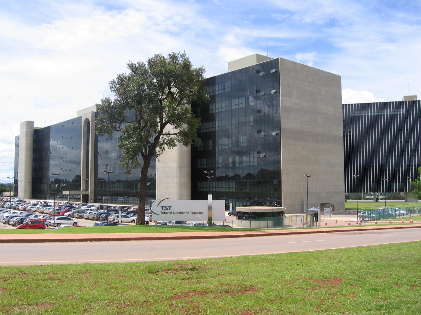 Decisão do TST sobre descanso dominical quinzenal impacta diretamente farmacêuticos em Brasília
