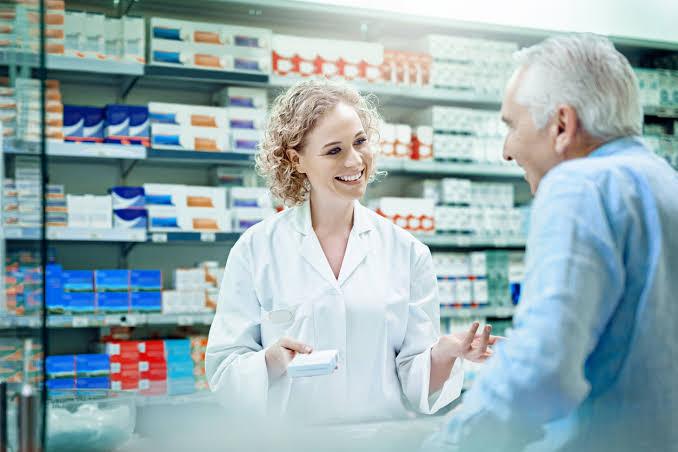 Farmacêuticos devem supervisionar conteúdo digital de farmácias, exige novo código de ética
