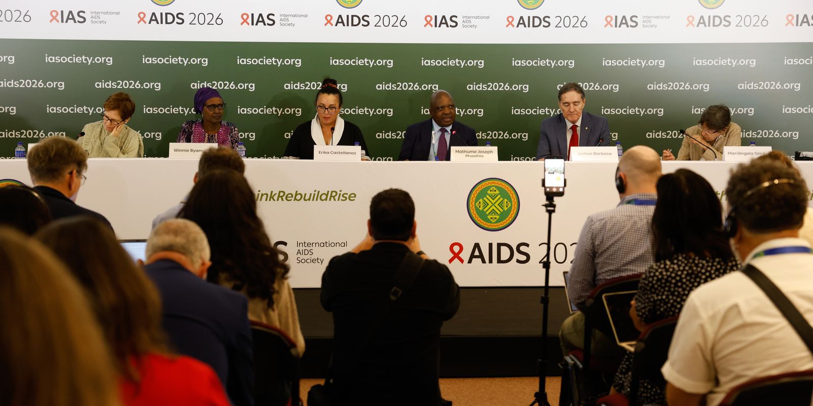 Infecções e mortes por HIV atingem menor nível global, mas corte de recursos ameaça avanços