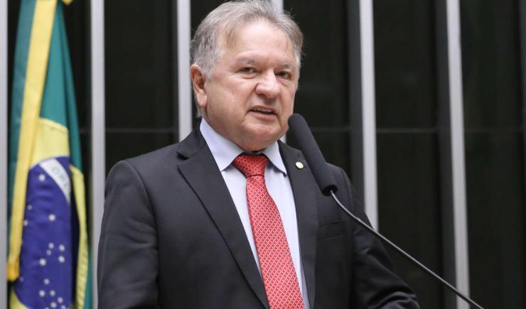 Votação do piso salarial dos farmacêuticos é adiada na CFT após cancelamento de sessão