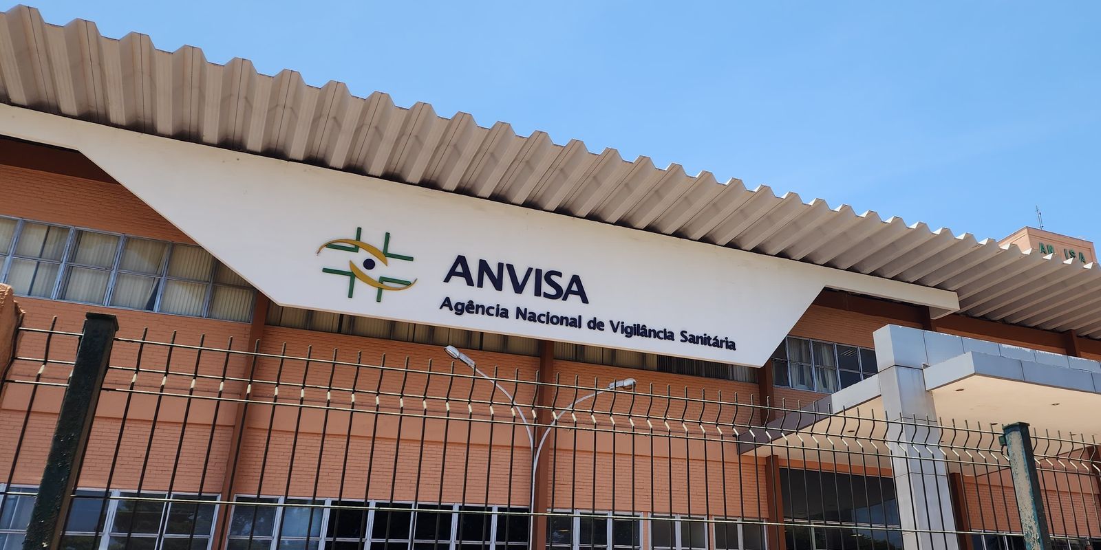 Anvisa determina veto à comercialização e fabricação de cosméticos sem registro
